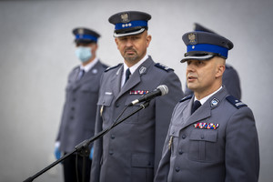 policjant przemawia do zaproszonych gości