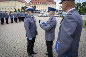 Policjant wręcza wyróżnienie policjantowi