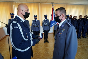 Policjant odbiera wyróżnienie.