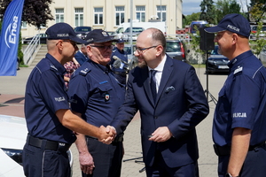 Prezes firmy Enea ściska dłoń Komendantowi Powiatowemu Policji w Mogilnie