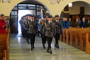 kompania honorowa policjantów wchodzi do kościoła