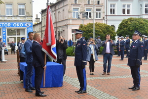 Starosta Tucholski trzyma sztandar. Na przeciwko stoi Zastępca Komendanta Głównego Policji
