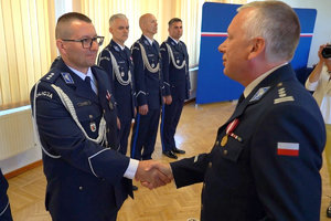 uroczystość związana ze zmianą Komendantów. Policjanci odbierają rozkazy personalne