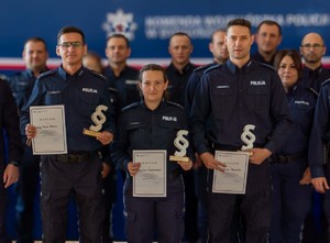 Ujęcie na policjantów, którzy zajęli od pierwszego do trzeciego miejsca w konkursie