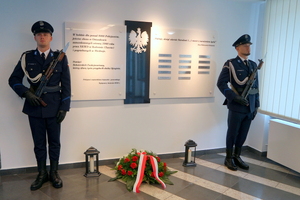 policjanci oddają hołd przy tablicy pamięci i przy kamieniu pamięci ku czci poległych policjantów