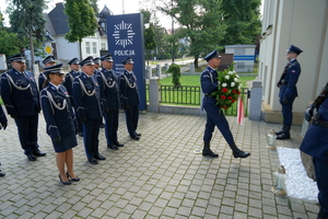 policjanci oddają hołd przy tablicy pamięci i przy kamieniu pamięci ku czci poległych policjantów