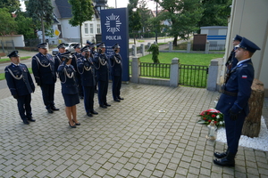 policjanci oddają hołd przy tablicy pamięci i przy kamieniu pamięci ku czci poległych policjantów