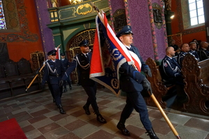 policjanci biorą udział we mszy świętej