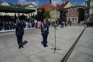 policjanci biorą udział w oficjalnej uroczystości Święta Policji na placu starego rynku w Bydgoszczy