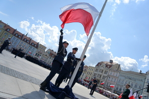 policjanci biorą udział w oficjalnej uroczystości Święta Policji na placu starego rynku w Bydgoszczy