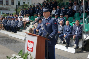 policjanci biorą udział w oficjalnej uroczystości Święta Policji na placu starego rynku w Bydgoszczy