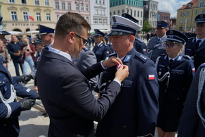 policjanci biorą udział w oficjalnej uroczystości Święta Policji na placu starego rynku w Bydgoszczy
