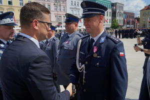 policjanci biorą udział w oficjalnej uroczystości Święta Policji na placu starego rynku w Bydgoszczy