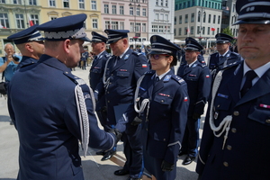 policjanci biorą udział w oficjalnej uroczystości Święta Policji na placu starego rynku w Bydgoszczy
