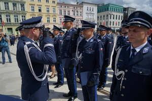 policjanci biorą udział w oficjalnej uroczystości Święta Policji na placu starego rynku w Bydgoszczy