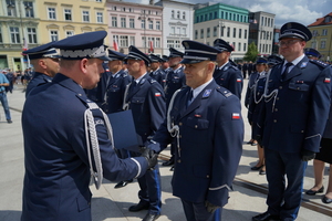 policjanci biorą udział w oficjalnej uroczystości Święta Policji na placu starego rynku w Bydgoszczy