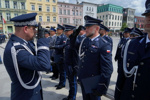 policjanci biorą udział w oficjalnej uroczystości Święta Policji na placu starego rynku w Bydgoszczy