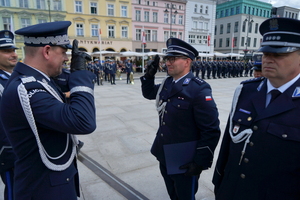policjanci biorą udział w oficjalnej uroczystości Święta Policji na placu starego rynku w Bydgoszczy
