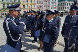 policjanci biorą udział w oficjalnej uroczystości Święta Policji na placu starego rynku w Bydgoszczy