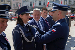 policjanci biorą udział w oficjalnej uroczystości Święta Policji na placu starego rynku w Bydgoszczy