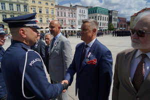 policjanci biorą udział w oficjalnej uroczystości Święta Policji na placu starego rynku w Bydgoszczy