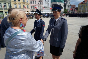 policjanci biorą udział w oficjalnej uroczystości Święta Policji na placu starego rynku w Bydgoszczy