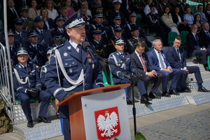 policjanci biorą udział w oficjalnej uroczystości Święta Policji na placu starego rynku w Bydgoszczy