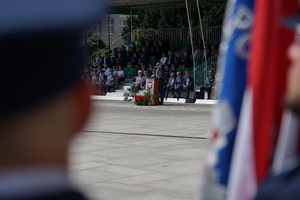 policjanci biorą udział w oficjalnej uroczystości Święta Policji na placu starego rynku w Bydgoszczy