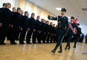 policjanci biorą udział w policyjnym ślubowaniu