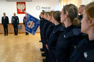 policjanci biorą udział w policyjnym ślubowaniu