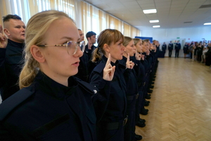 policjanci biorą udział w policyjnym ślubowaniu