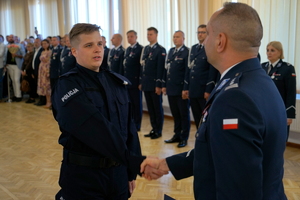 policjanci biorą udział w policyjnym ślubowaniu