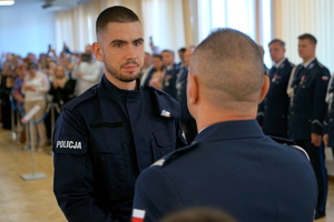 policjanci biorą udział w policyjnym ślubowaniu