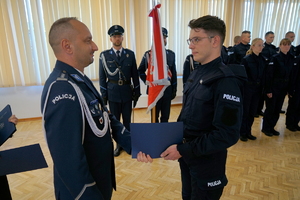 policjanci biorą udział w policyjnym ślubowaniu