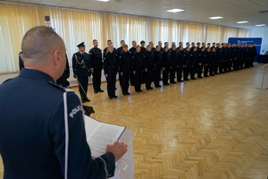 policjanci biorą udział w policyjnym ślubowaniu