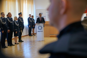 policjanci biorą udział w policyjnym ślubowaniu