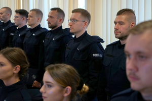 policjanci biorą udział w policyjnym ślubowaniu