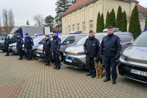 Policyjni przewodnicy wraz z psami przy nowych pojazdach służbowych Toyota Proace