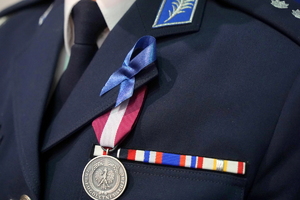 ujęcie na mundur i przypięte medale oraz niebieska wstążkę