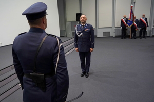 policjant melduje Komendantowi