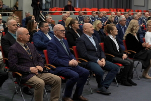 ujęcie na zaproszonych gości siedzących na krzesłach