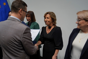 wyróżnieni otrzymują gratulacje od Wojewody