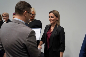 wyróżnieni otrzymują gratulacje od Wojewody