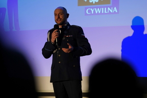 ujęcie na śpiewającego policjanta