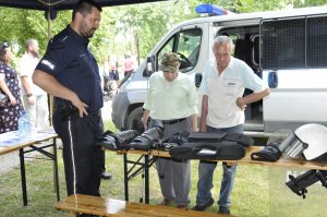 Policjant prezentuje sprzęt NPP na festynie.