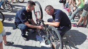 Policjanci znakują rower