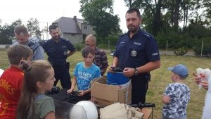 Policjanci prezentują akcesoria na festynie w Małej Klonii.