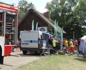 Pokaz sprzętu radiowozu, sprzętu policyjnego i akcesoriów podczas festynu pn. &quot;Bezpieczny Wypoczynek nad Jeziorem Wielkim Cekcyńskim&quot;.