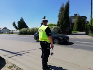 Policjant ruchu drogowego realizujący zadania służbowe na ul. Bydgoskiej w Tucholi.