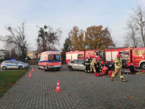 Policjanci ruchu drogowego KPP w Tucholi podczas przygotowanej symulacji zdarzenia drogowego.